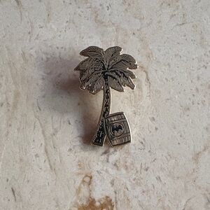 BACARDI RUM BARREL & PALM TREE 1.2-INCH GOLD-TONE LAPEL PIN